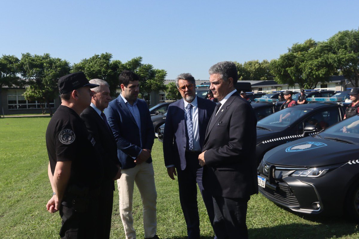 Junto a <a href="/jorgemacri/">Jorge Macri</a> y el nuevo Ministro, Horacio Giménez, dimos la bienvenida a los cadetes y aspirantes que comienzan su formación para ser parte de la Policía y de los Bomberos de la Ciudad. Con disciplina, compromiso y vocación, serán quienes cuiden a los vecinos de Buenos