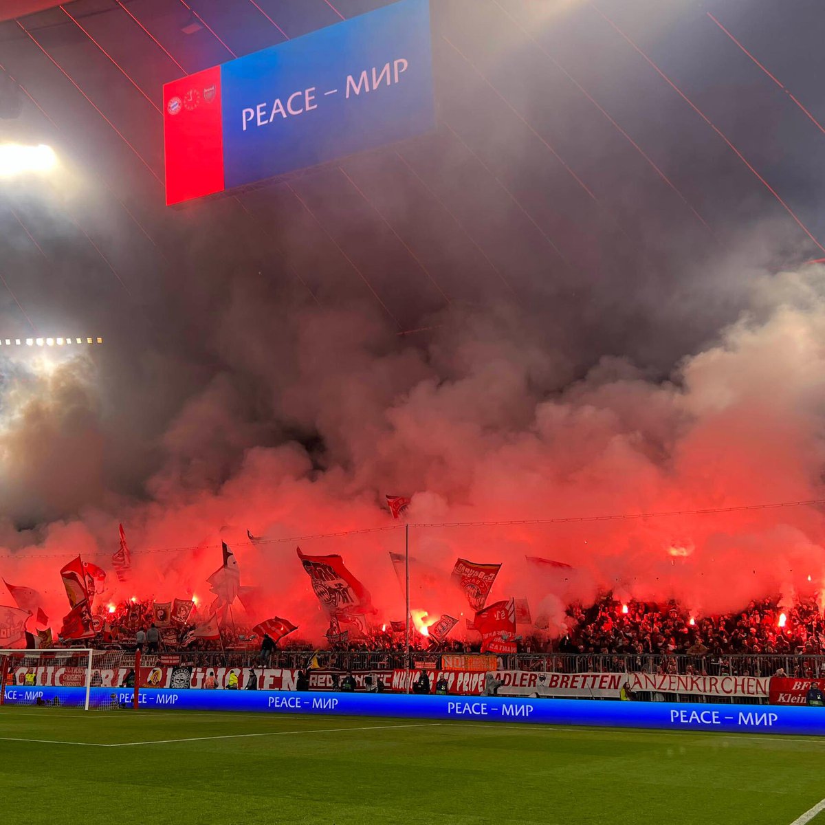 🔥 𝙋𝙔𝙍𝙊 𝙄𝙎 𝙉𝙊𝙏 𝘼 𝘾𝙍𝙄𝙈𝙀 🔥

Οι οπαδοί της Μπάγερν στο Allianz Arena σε αγώνα του Τσουλού αλλά εμείς στην Ελλάδα είμαστε εγκληματίες. 🤦🏻‍♂️ 

#OlympiacosFC
