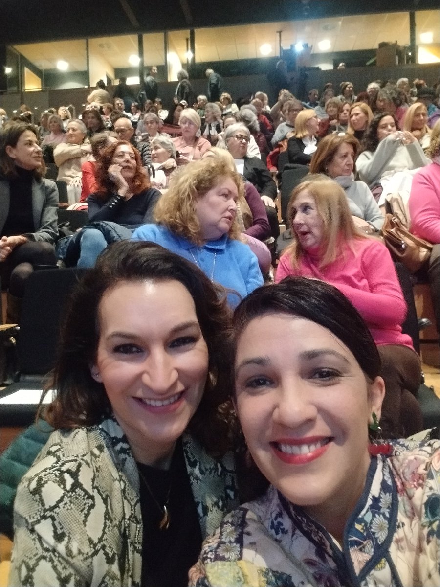 Todo un descubrimiento <a href="/albalamerced/">Alba</a> en la #Gala8M 💜
Estampa de las desigualdades que una mujer, joven y precaria soporta en Málaga. 

Tanto por hacer. 
Tanto feminismo imprescindible para seguir empujando. Desde los tablaos, desde el arte, desde la calle ♀️