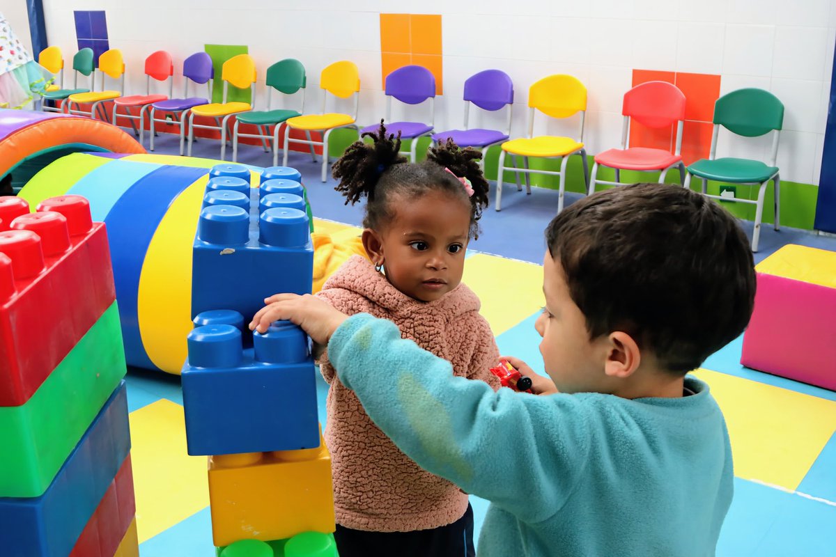 integracionbta's tweet image. Bogotá vibra con los Carnavales del Juego 🎭💫. A través del arte, la literatura y la expresión, niñas, niños y familias disfrutaron de una jornada llena de color y diversión. ¡Jugar es crecer, soñar y aprender! #DíaDeLaNiñez #SumateJugando #TilínTilín #DeLaManoContigo