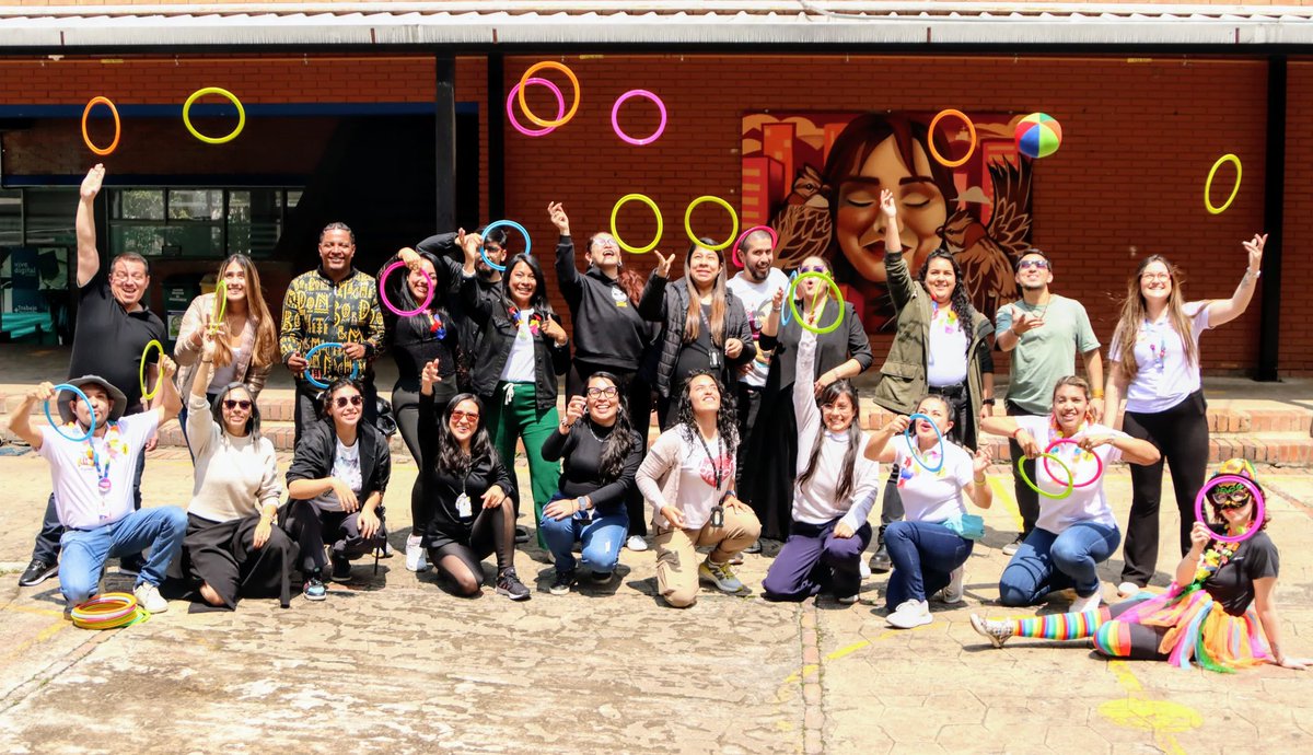 integracionbta's tweet image. Bogotá vibra con los Carnavales del Juego 🎭💫. A través del arte, la literatura y la expresión, niñas, niños y familias disfrutaron de una jornada llena de color y diversión. ¡Jugar es crecer, soñar y aprender! #DíaDeLaNiñez #SumateJugando #TilínTilín #DeLaManoContigo