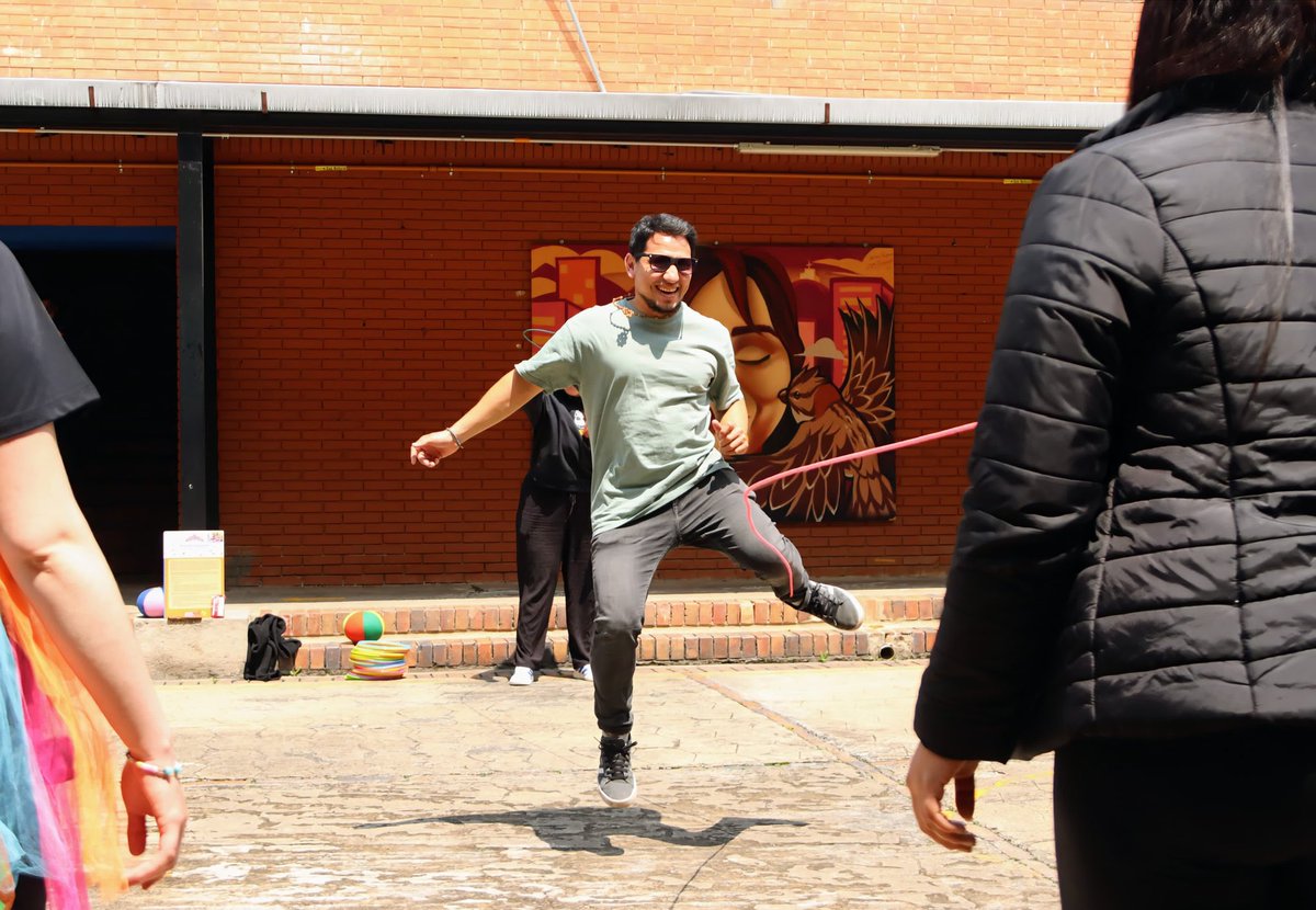 integracionbta's tweet image. Bogotá vibra con los Carnavales del Juego 🎭💫. A través del arte, la literatura y la expresión, niñas, niños y familias disfrutaron de una jornada llena de color y diversión. ¡Jugar es crecer, soñar y aprender! #DíaDeLaNiñez #SumateJugando #TilínTilín #DeLaManoContigo