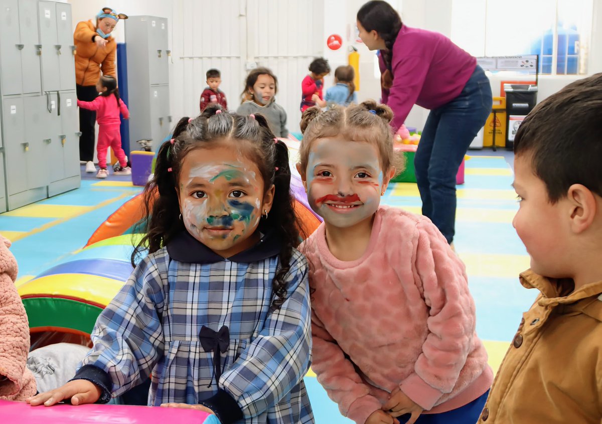 integracionbta's tweet image. Bogotá vibra con los Carnavales del Juego 🎭💫. A través del arte, la literatura y la expresión, niñas, niños y familias disfrutaron de una jornada llena de color y diversión. ¡Jugar es crecer, soñar y aprender! #DíaDeLaNiñez #SumateJugando #TilínTilín #DeLaManoContigo