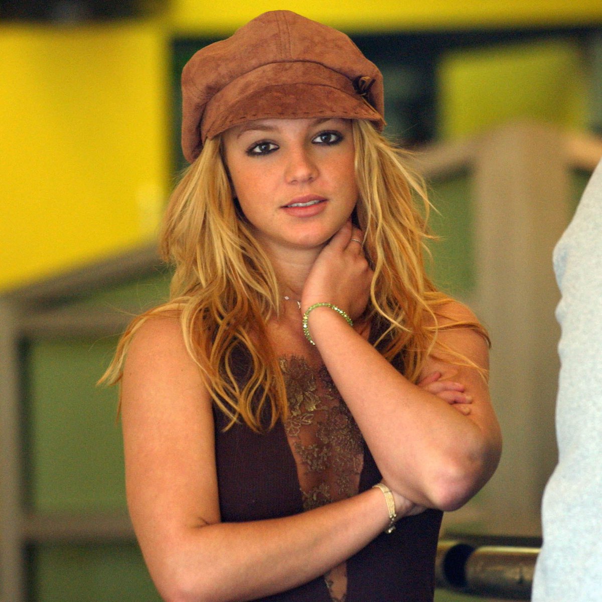 singularbritney's tweet photo. 22 years ago today, Britney Spears shopping on Melrose Avenue in LA.

#BritneySpears https://t.co/2BYbicwM0B