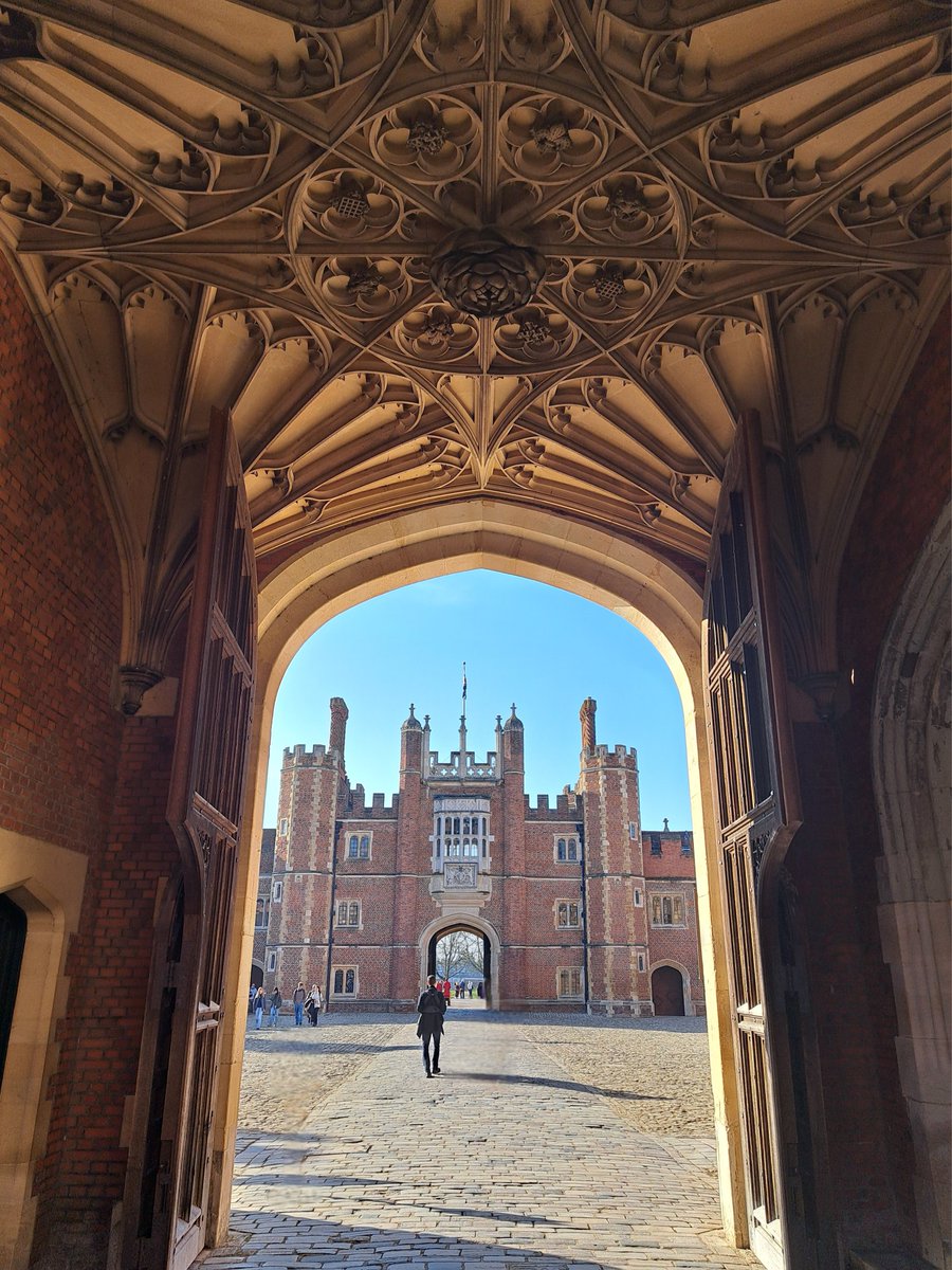 Had a really enjoyable meeting with <a href="/TudorPlaces/">Tudor Places</a> Magazine today. And where better to have it than at Hampton Court Palace?

#hamptoncourtpalace #tudors  #History
