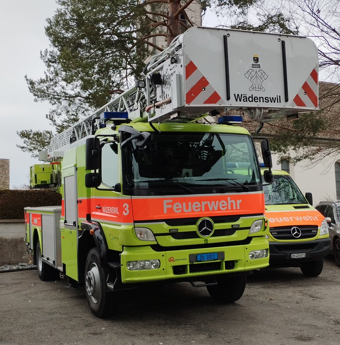 TeenyToon4's tweet photo. Encore plus loin que le #RAL1016, les Suisses ont passé leur échelle 🪜 @MCamiva M32L-AS sur châssis (rural ? En tout cas pas ras du sol) @MBFRANCE_ en livrée full #RAL1026 + #RAL2005.
Il faut dire qu'avec la météo en Suisse alémanique, ce n'est pas du luxe ! 🫣
🟡😶🌫️🔴 https://t.co/6mrkvm7wp1