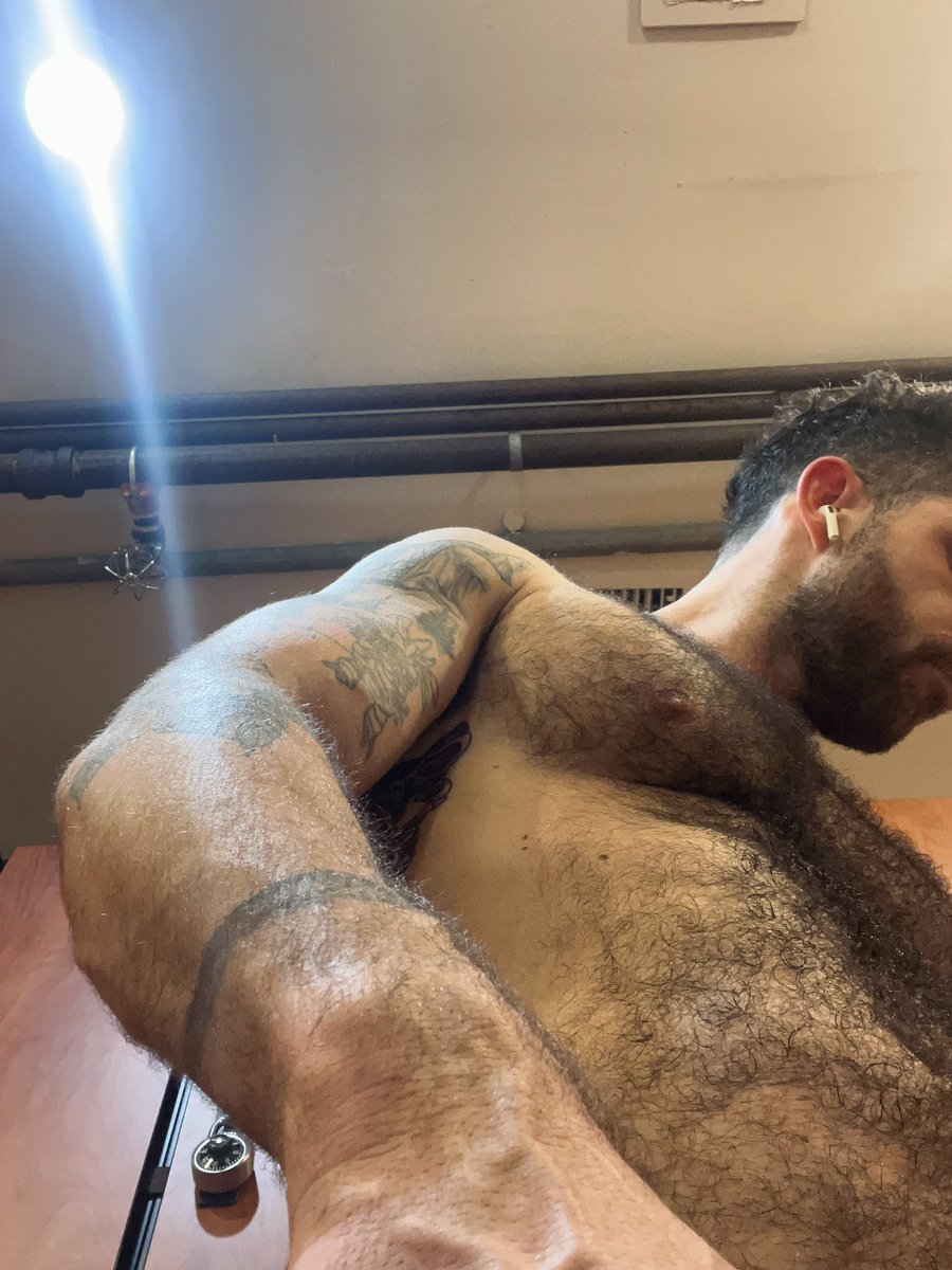 sam’s sorta slutty dad (@lushbathballs) on Twitter photo 