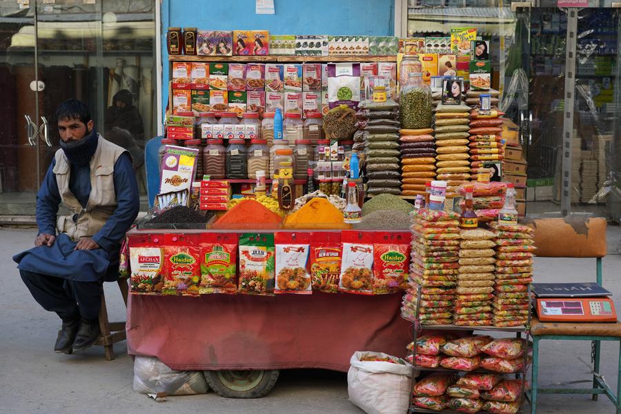 أناس يتسوقون في سوق قديمة خلال شهر رمضان في العاصمة الأفغانية كابول يوم 4 مارس 2025.