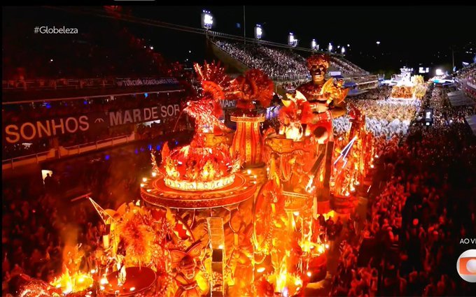arthurxzns_'s tweet photo. Só para refrescar a memória de vocês, esse foi o desfile da Beija-Flor #ApuracaoRJ https://t.co/2WlFcgKnIO
