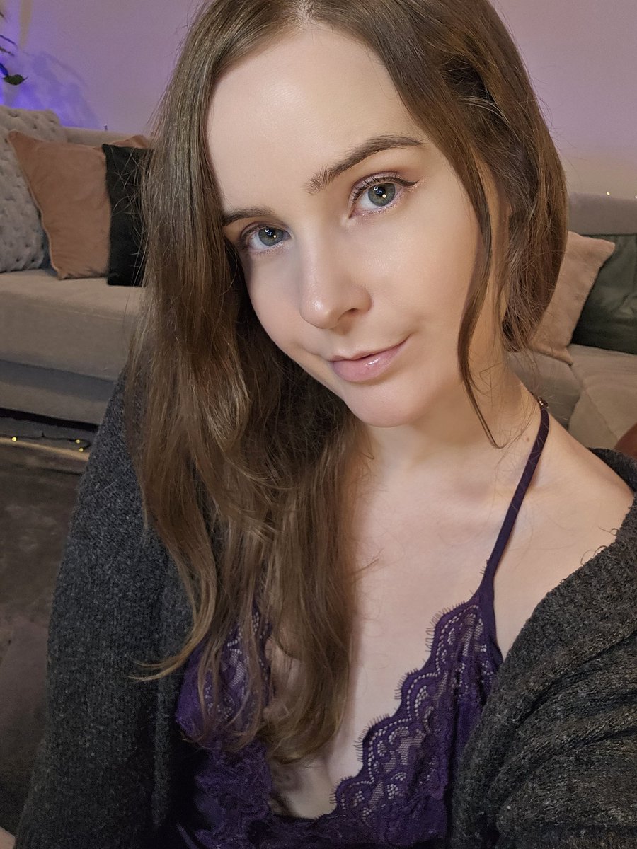 Let's celebrate humpday together 😊! I'm live 🤗