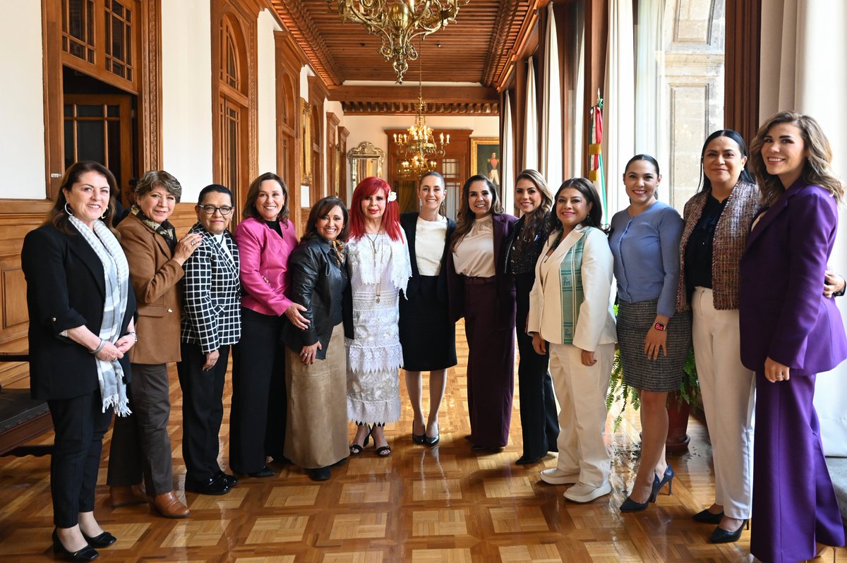 Claudiashein's tweet photo. En Palacio Nacional nos reunimos con gobernadoras y gobernadores de 24 estados para revisar el IMSS-Bienestar. Nuestra prioridad es garantizar un sistema de salud gratuito, universal y de calidad. https://t.co/RClZ0Sfkil