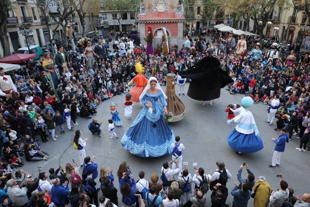 🥳 Amics i amigues, d’aquí tot just 1 mes, tornarem a celebrar la “#TrobadaBiennal de Gegants de #Gràcia”! 

Una vegada més, omplirem la Vila de #gegants vinguts d'arreu del territori!

🤩 Seguiu-nos per no perdre-us cap detall! El proper 5 d’abril tenim una cita important!!!