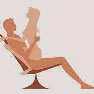 هذه الوضعية تكون المراة فيها هي المتحكمة في زمام الأمور يجلس الرجل على كرسي منخفض قليلا بدون مساند و تجلس المراة مقابلة له تضع القضيب في مهبلها و تلتصق بالرجل مع ثني الرجلين و رفعهما على الكرسي .. و تبدأ المرأة بالقيام بحركة الصعود ولنزول ببطئ ثم تبدأ تزيد السرعة و تبطئ مرة اخرى