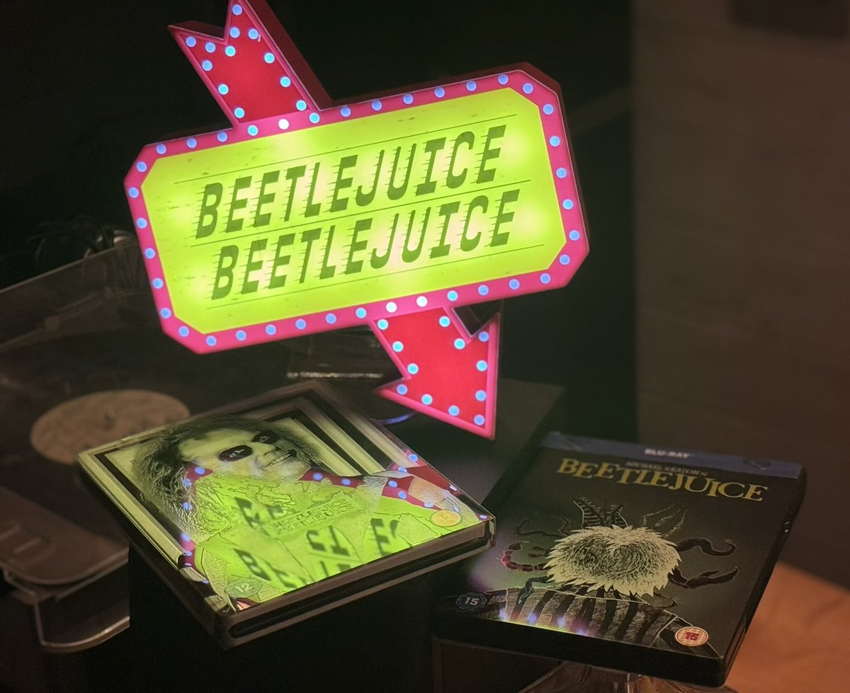 mattlightrabbit's tweet image. Very happy with my new #beetlejuice #BeetlejuiceBeetlejuice light, especially next to my steelbooks