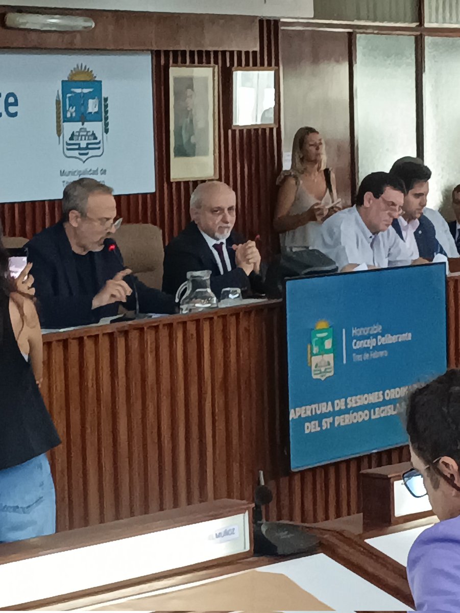 aciertoerror's tweet image. @dievalen inauguro el periodo 51 del @HCD3F  Califico de "piqueteros" a la oposición por su ausencia en el recinto. Pidió a @Kicillofok que "se haga cargo" de la inseguridad #PBA. En su balance de gestión pidió respeto por el voto vecinal y resaltó su alineamiento con @JMilei