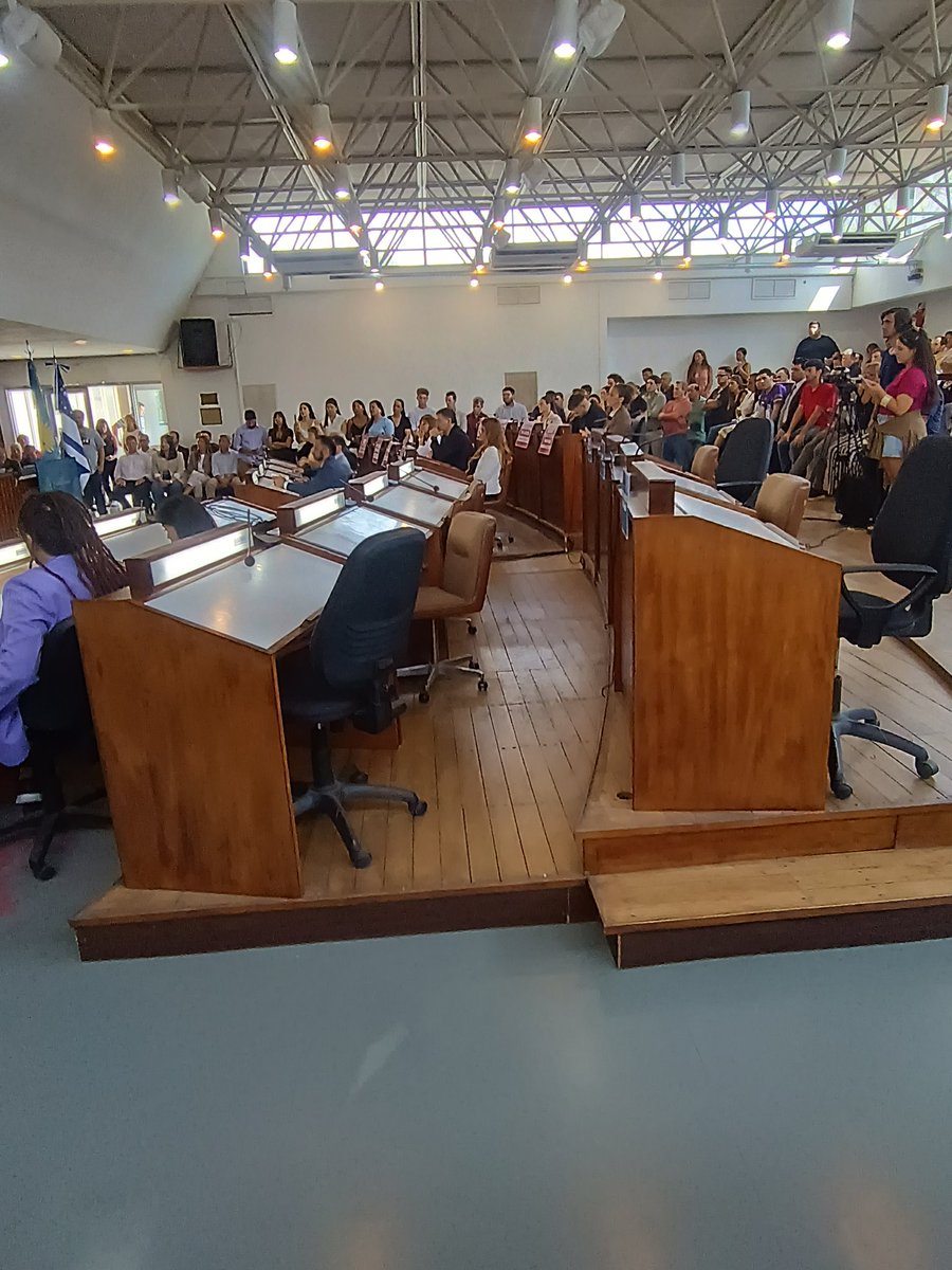 aciertoerror's tweet image. @dievalen inauguro el periodo 51 del @HCD3F  Califico de "piqueteros" a la oposición por su ausencia en el recinto. Pidió a @Kicillofok que "se haga cargo" de la inseguridad #PBA. En su balance de gestión pidió respeto por el voto vecinal y resaltó su alineamiento con @JMilei