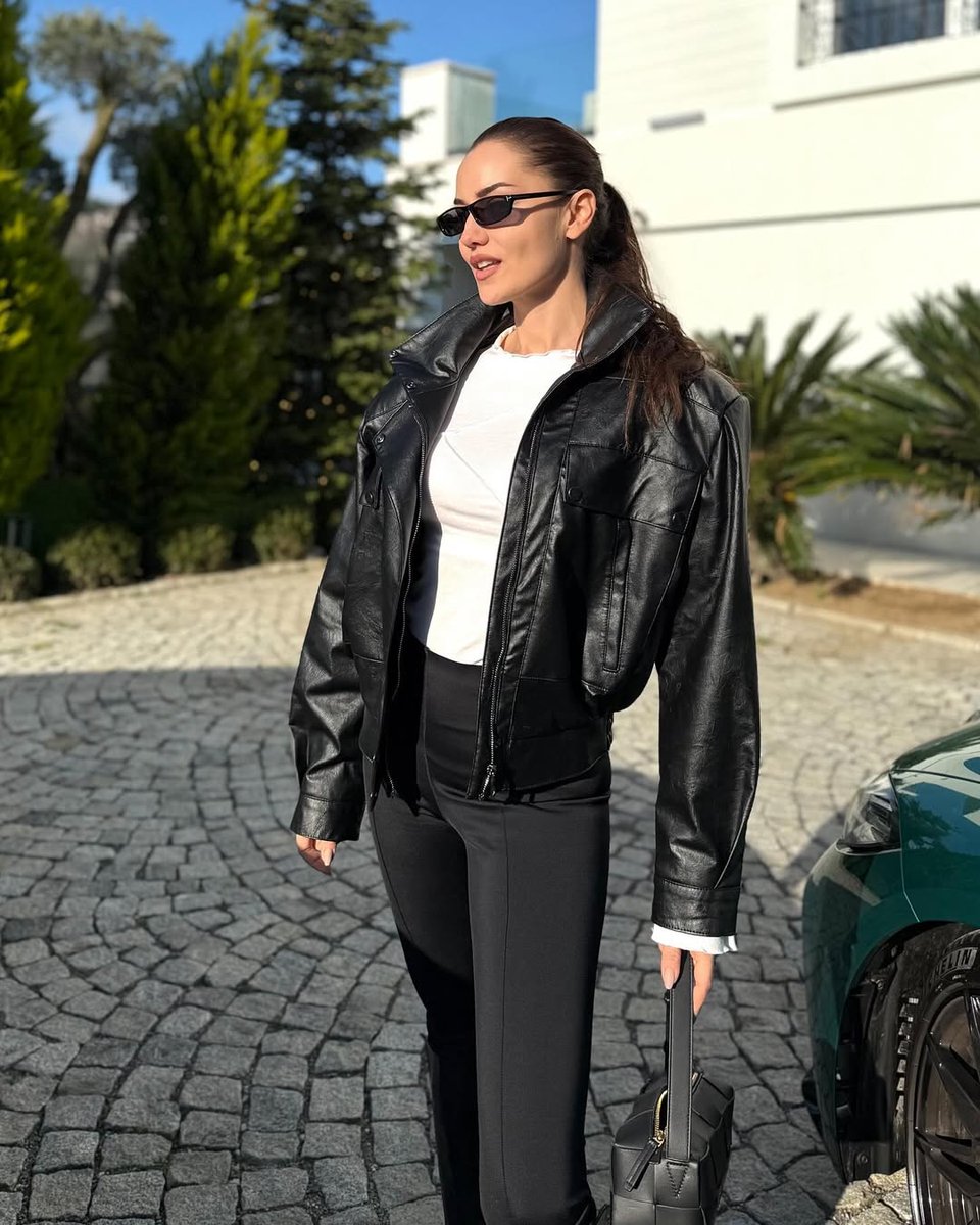 EvcenBrazil's tweet photo. 📸 || “Yine kararsızım,yine kararsızım👻🖤🖤🖤🖤”

  @/ evcenf via instagram feed              
            #FahriyeEvcen https://t.co/iR3S96DkEn