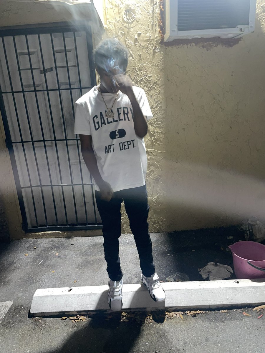khoppaxityy's tweet photo. Looking Fa Tha Light💡Hard To Do Right When You In Tha Left Lane🚯⚡️⚡️ #2Gunz https://t.co/paLm1AEM0r
