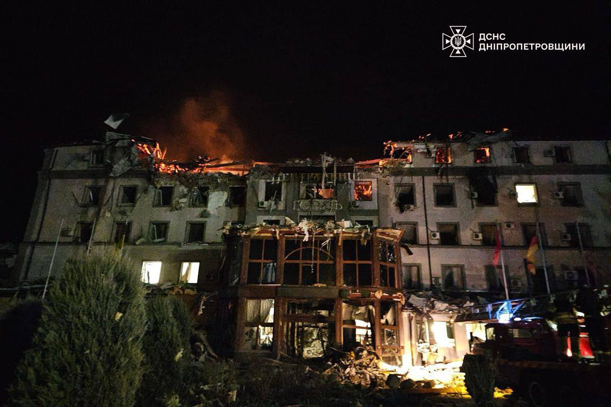 saintjavelin's tweet photo. 💔Kryvyi Rih: 

“Direct hit on a civilian infrastructure facility. Fire. The first wounded are already in the hospital, in surgery - severe condition. There may be people under the rubble. Repeat strikes are possible. Stay safe,” - Vilkul. https://t.co/LaTVsXyc9j