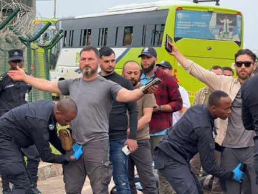 SANCTIONS!

Chers négros, je sais que vous vous en foutez, moi aussi 😜

Mais, cette image vaut cher, très cher!

Un esclave ne peut jamais oser humilier un colon européen !

Les descendants des maîtres esclavagistes, sont furieux.

Essayez-vous de venger Lumumba ou Sankara ?