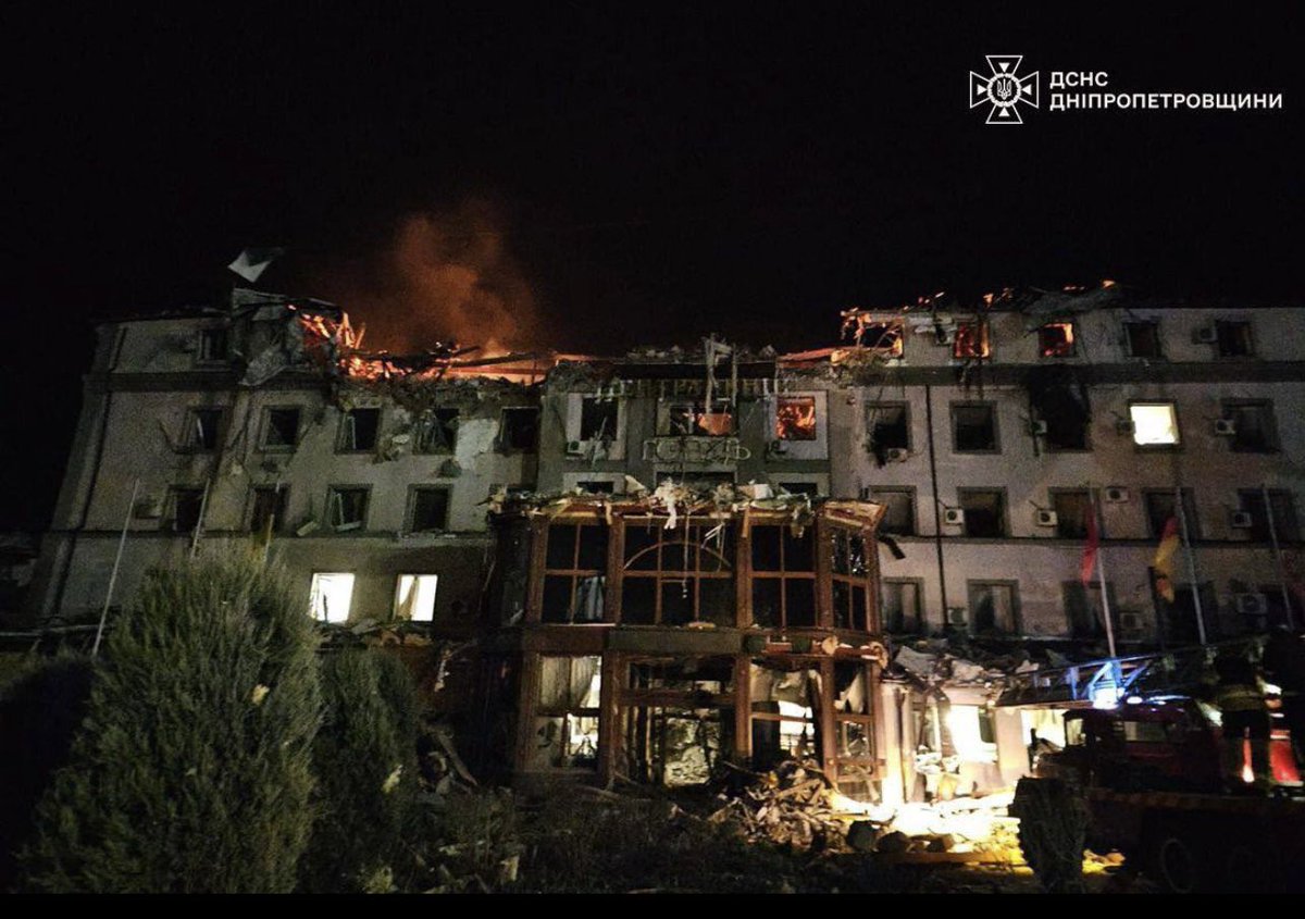yarotrof's tweet image. Russia, which according to Trump wants peace, launches missiles against a hotel in Zelensky’s hometown of Kryvy Rih, killing at least two civilians and wounding many others, as Trump withholds intelligence that allows Ukrainian air defenses to operate.