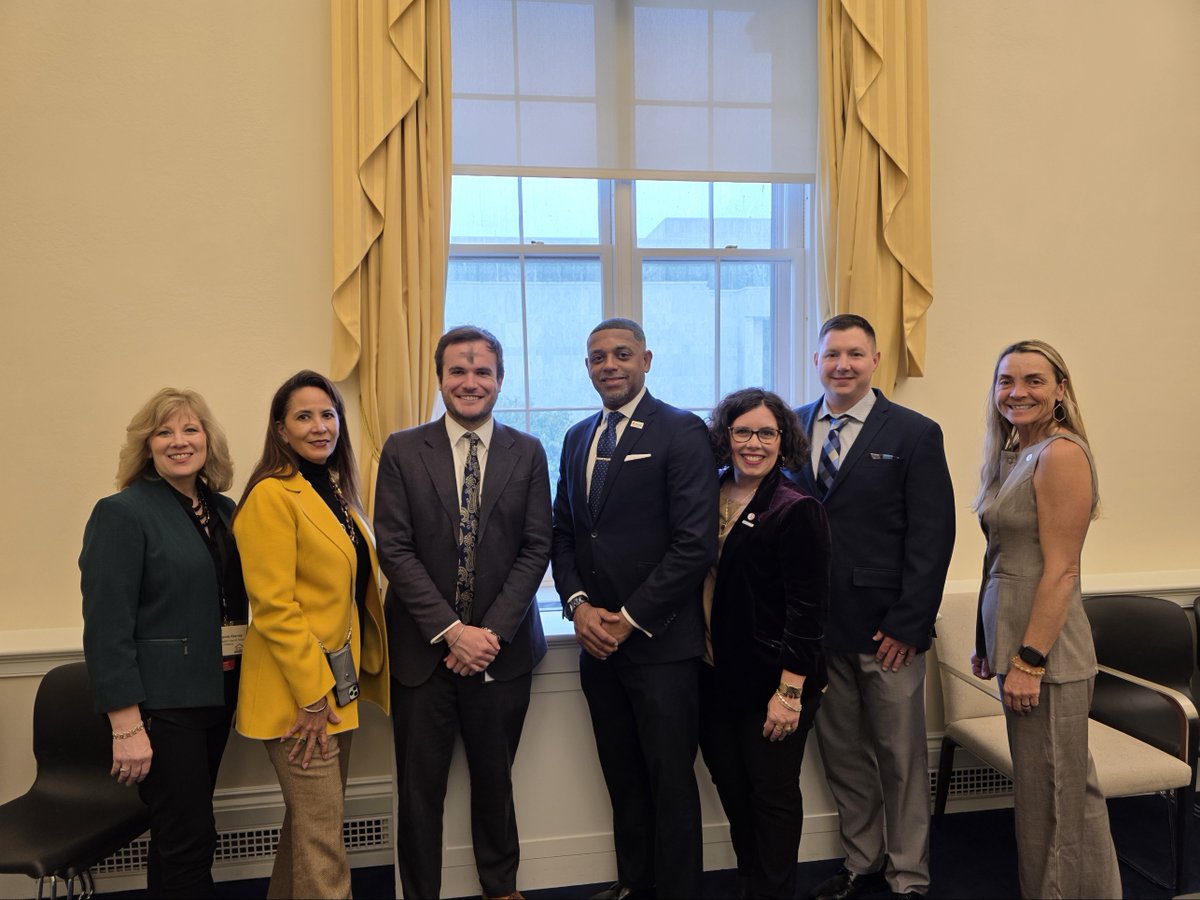 EntergyLA's tweet image. Energy Assistance Program #LIHEAP helps our customers and neighbors who are struggling with energy bills by providing payment arrangements and other available funding. Our LA team had the honor to attend #LIHEAPAction Day in Washington, D.C. where we encouraged members of…