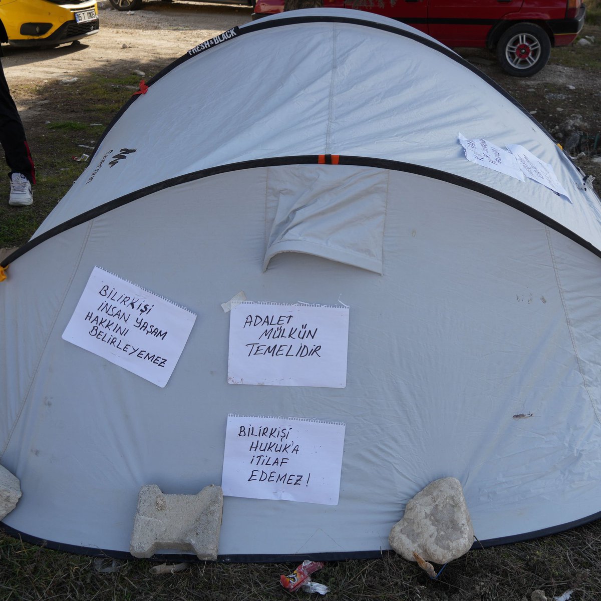 Burdur'da bir kişi, kira bedelinin fahiş şekilde artırılmasına tepki olarak adliye önünde kurduğu çadırda yaşamaya başladı.