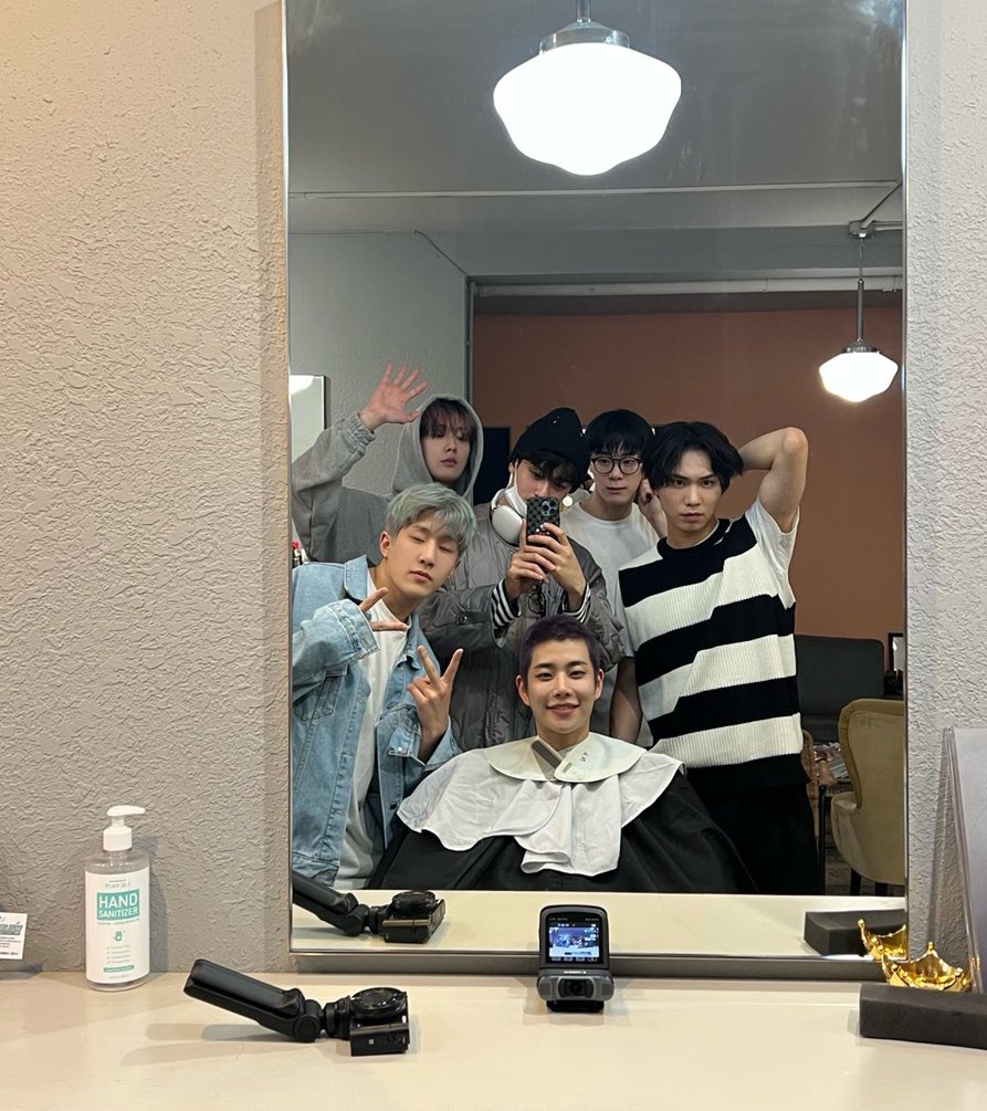 astro boldly posting/talking about each other despite of a member leaving the group they don't give a fuck 'bout those contracts 

a very much needed thread;