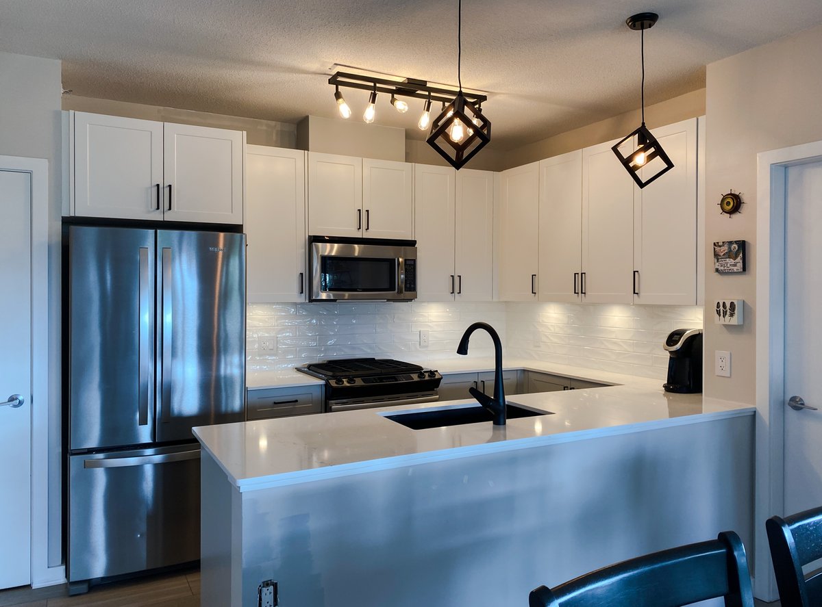 1KitchenExpress's tweet image. Minimalist kitchens made easy! 🏡✨ SUPPORT LOCAL Cabinets offer smart storage + durability for busy families.

Upgrade today! kitchenexpress.ca/support-local-…

#SupportLocal #MinimalistKitchen #CustomCabinets