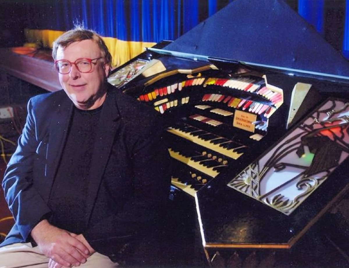 Northwest Siders are mourning the loss of Dennis Wolkowicz, the founder of the Silent Film Society of Chicago and one of the city’s last remaining photoplay organists. 

He was 74. buff.ly/ilSOuQr