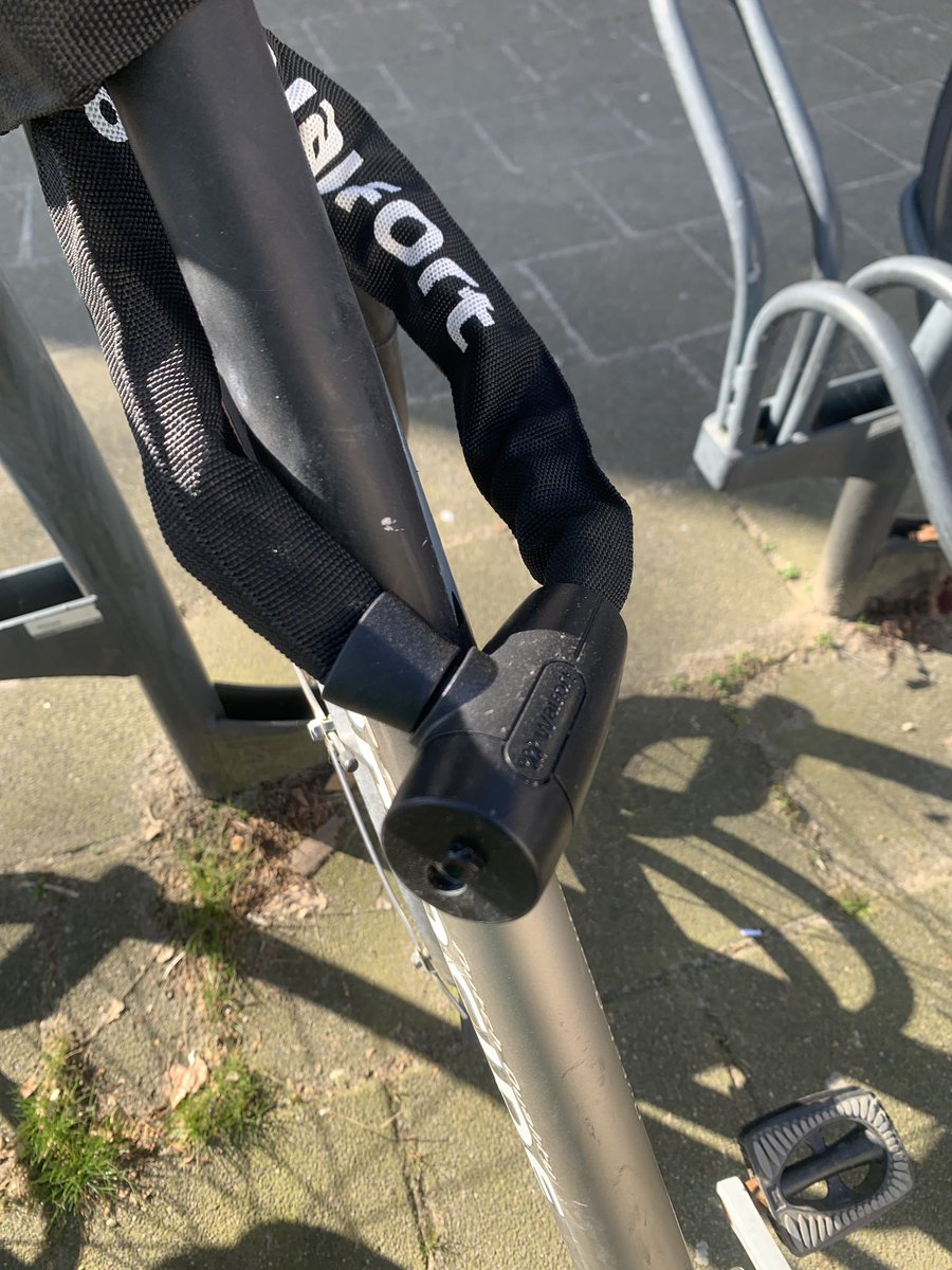 アクションの自転車の鍵。二度目の破損🤪
一度目は完全に自転車がロックされてたのでノコギリで延々削って解除、二度目は自転車と接続されてなくてセーフ。が、自転車に絡まったまま、、、

#オランダ在住 #オランダ生活