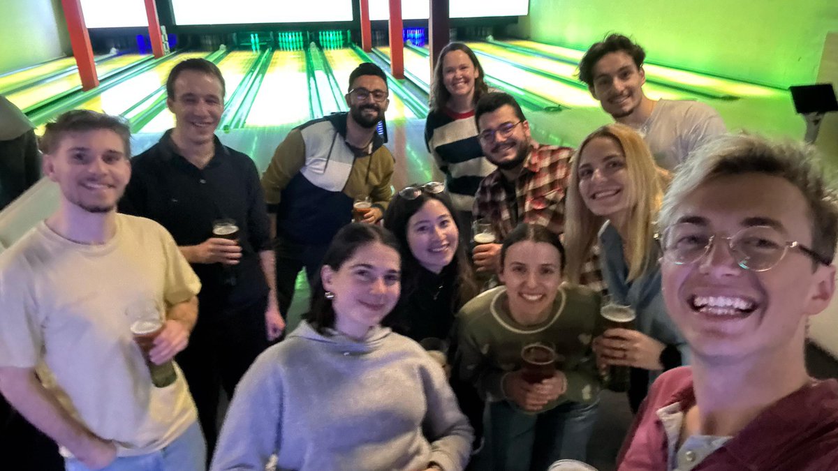 AngelaSteinauer's tweet image. We are only a little bit competitive.. First LIBN bowling night. @SteinauerLab
