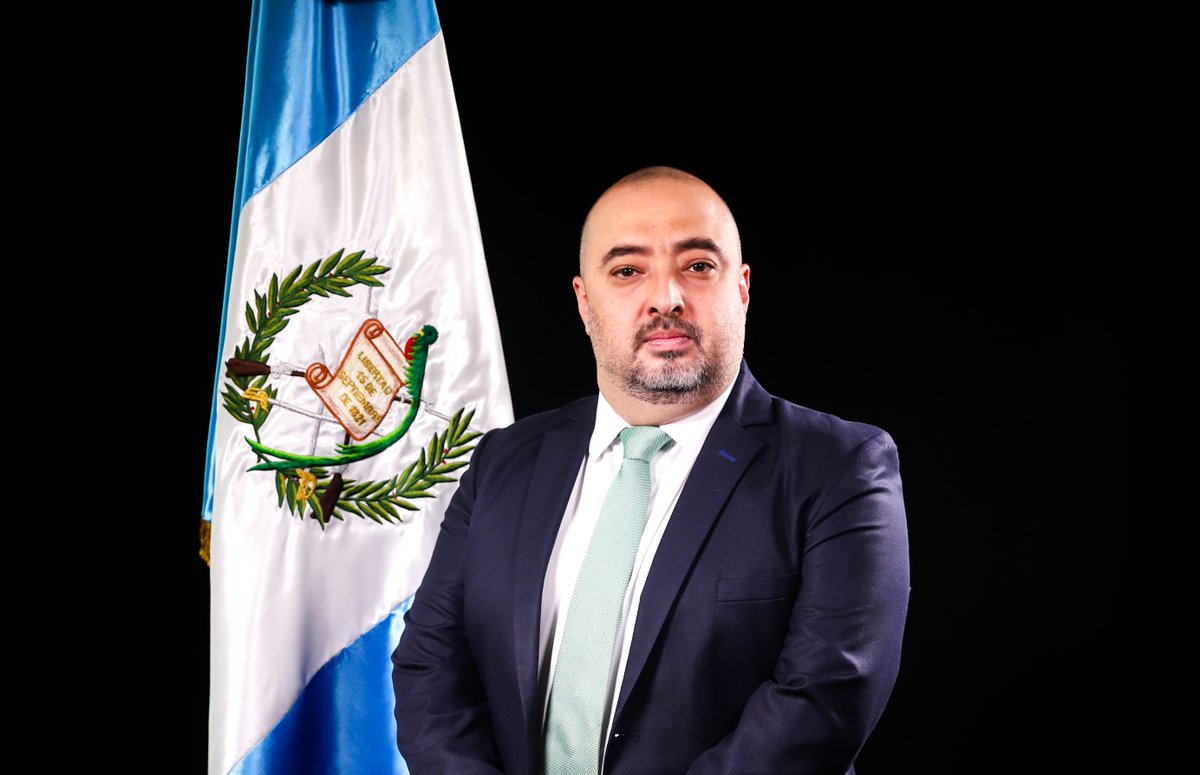 La Comisión de Economía y Comercio Exterior, presidida por el diputado Faver Salazar <a href="/FaverSalazar/">Faver E. Salazar</a> -Valor- eligió a los congresistas Julio Portillo <a href="/diputadojp/">Julio Portillo</a> -Cabal- y León Felipe Barrera <a href="/leonfelipeba/">León Felipe Barrera</a> -UNE-, como vicepresidente y secretario, respectivamente para el período