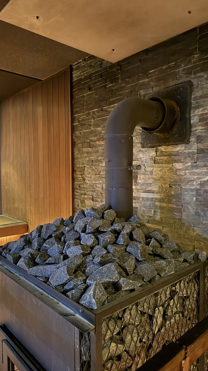 everyday_sauna's tweet photo. 🪨サウナストーン入れ替え🪨
1年間頑張ってくれたサウナストーンに感謝し、新しいサウナストーンに本日入れ替えを実施しました🔥前回よりストーンの量も増量しパワーアップした薪ストーブをぜひお楽しみください😊 https://t.co/LvwIJngDbb