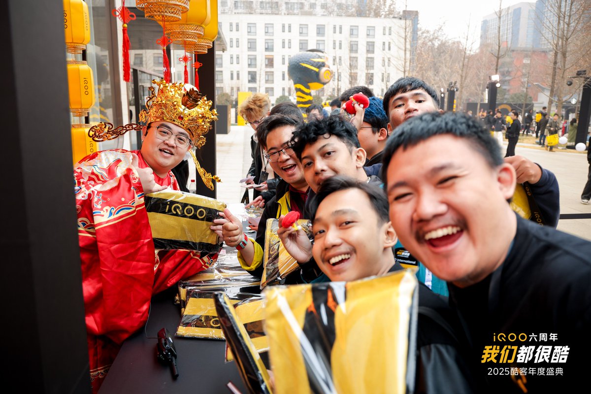 Happy 6th Birthday, #iQOO! 🎉
Indonesian &amp; Russian fans rolling into China
Global vibes × Fans collab
iQOO, Cool Together！

#iQOO #iQuestOnAndOn #MonsterInside