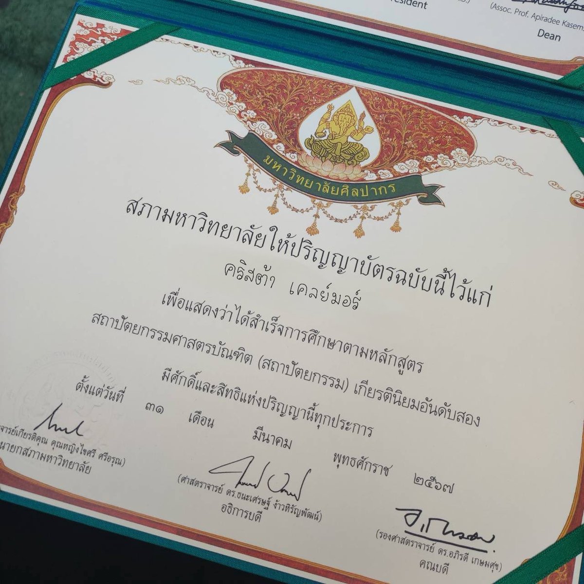 Officially graduated 🎓🌻✨
ขอบคุณทุกคนาๆลยนะคะ ที่ทำให้ต้าๆมีวันนี้ 💓✨
รักนะคะ💓