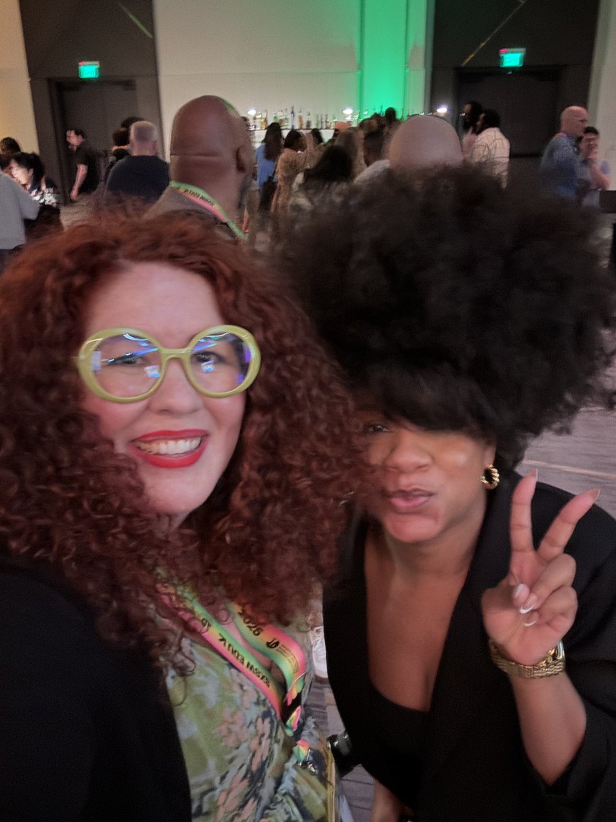 dramatickat's tweet photo. I loved every moment of day three of #SXSWEDU Check out all these AMAZING hair twins! #KeepAustinCurly One of whom came to my #BrainDate https://t.co/4JenHx6Ft3