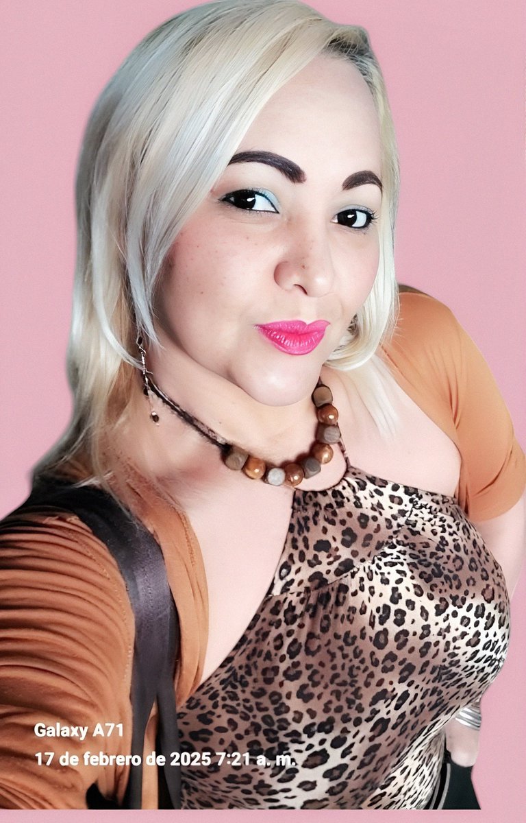 Me gusta dormir en su regazo
disfrutar su aroma,
mirarlo en silencio
y saber que cada latido de mi corazón le pertenece
Me gusta dejar "te amos"
colgados en sus sábanas
y llevar cada cada beso suyo en mi piel
Me gusta amarlo
y desde lo profundo de mi ser
sentirlo MIO.
Maribel U.