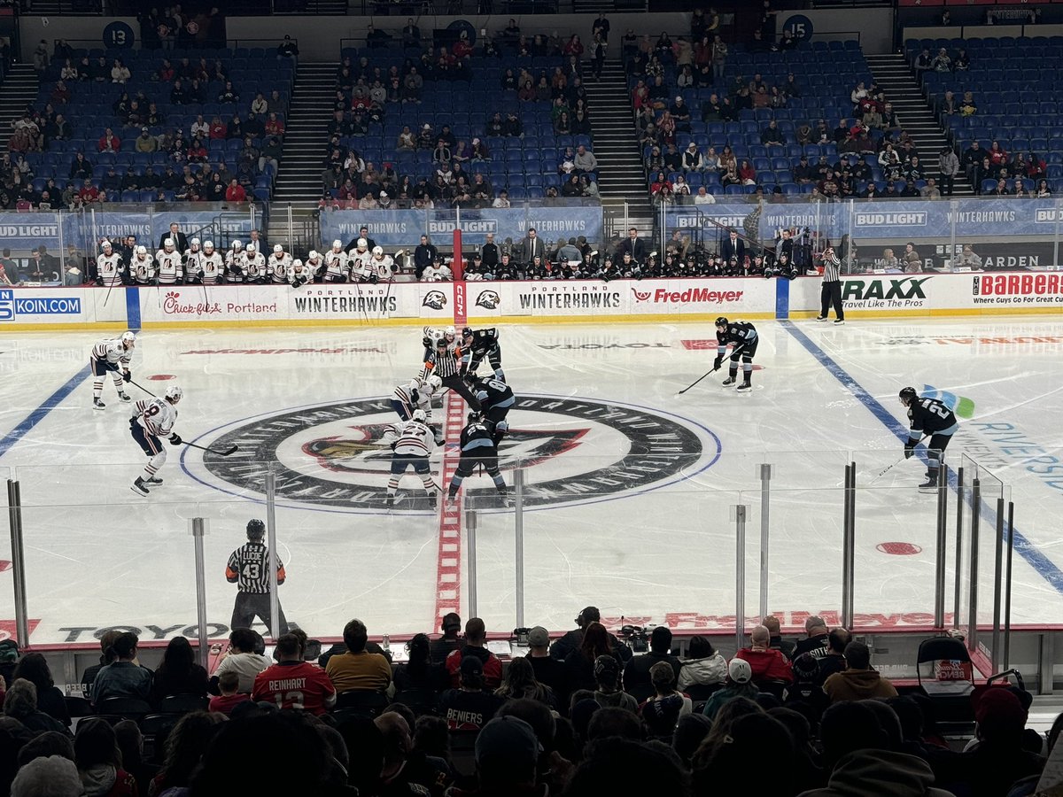 jjcritzer's tweet photo. The final matchup between @blazerhockey and @pdxwinterhawks is underway at the VMC.
Kamloops is coming off a win last night against Seattle, while Portland is looking to snap a four-game losing streak.
Štěbeták & Ernst are between the pipes.
Let’s Play Hockey!
#PORvsKAM https://t.co/d7n618b4Sc