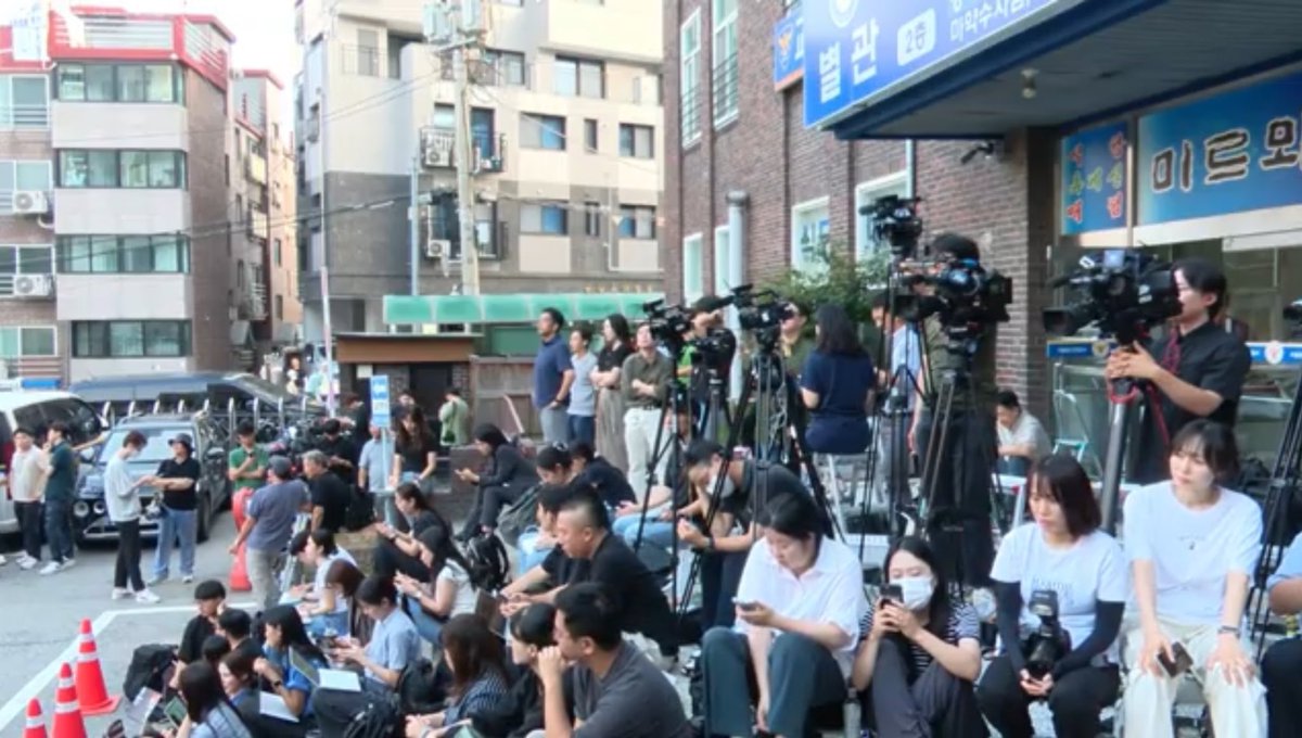 vampirejeonjk97's tweet image. enih adalah kondisi waktu para journalist nungguin orang yang jatuh dr skuter dengan kecepatan rendah,gak ada korban,gak ngerugiin siapapun tp diberlakuin kek kriminal besar. bahkan mereka rela nginep demi nanyain pertanyaan sampah nya itu. kemanakah para bastard ini sekarang😬