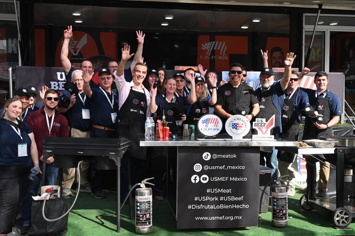 #CGBishop: Hoy, durante mi segundo día visitando @Expo_carnes, tuve una divertida y sabrosa tarde participando en el taller de asado ofrecido por el #Grilltruck de @USMEAT, con la ayuda de reconocidos expertos internacionales del asado de Nuevo León. Qué mejor manera de compartir