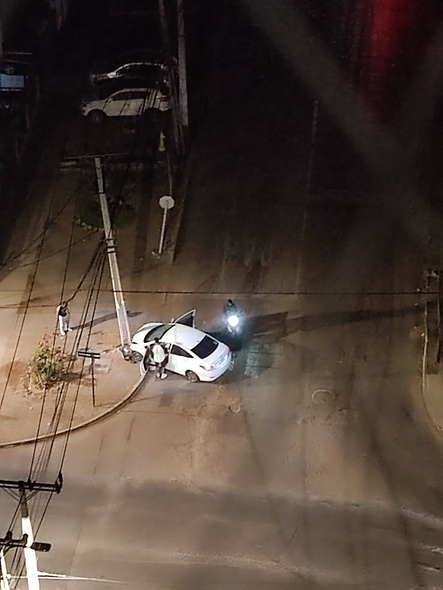 moviendodedos's tweet photo. Choque con poste en playa brava con Gamboni, conductor y acompañante se bajan y claramente están ebrios, se corta la luz en el sector #Iquique https://t.co/tyoNkUdtAU