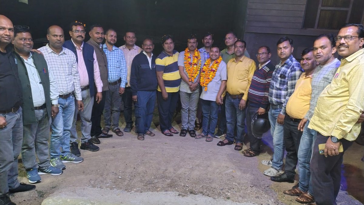 Dinesh vidrohi (@vidrohidinesh) on Twitter photo <a href="/SCSTBTWAUP1/">Sc.St.Basic Teachers Welfare Association UP</a> जनपद जालौन के नव नियुक्त जिला अध्यक्ष श्री <a href="/RPGautam67/">Ram prakash Gautam</a> जी व जिला महामंत्री श्री <a href="/ArvindKhabri/">ARVIND KHABRI</a> जी को हार्दिक शुभकामनाएं।
उम्मीद है कि जनपद पूर्व के प्रयासों की भाँति आगे ही बड़ता रहेगा।
<a href="/SCSTBTWAUP/">SC ST Basic Teachers Welfare Association UP</a> <a href="/IndreshRao15/">Indresh Rao, General Secretary sc/st बे.टी.वे. एसो</a> <a href="/DeepakKumarJhs/">Deepak Kumar</a> <a href="/LalGadge/">छोटे लाल महाराजा हड़प्पा</a> <a href="/SCSTBTWAUP1/">Sc.St.Basic Teachers Welfare Association UP</a> जनपद जालौन के नव नियुक्त जिला अध्यक्ष श्री <a href="/RPGautam67/">Ram prakash Gautam</a> जी व जिला महामंत्री श्री <a href="/ArvindKhabri/">ARVIND KHABRI</a> जी को हार्दिक शुभकामनाएं।
उम्मीद है कि जनपद पूर्व के प्रयासों की भाँति आगे ही बड़ता रहेगा।
<a href="/SCSTBTWAUP/">SC ST Basic Teachers Welfare Association UP</a> <a href="/IndreshRao15/">Indresh Rao, General Secretary sc/st बे.टी.वे. एसो</a> <a href="/DeepakKumarJhs/">Deepak Kumar</a> <a href="/LalGadge/">छोटे लाल महाराजा हड़प्पा</a>