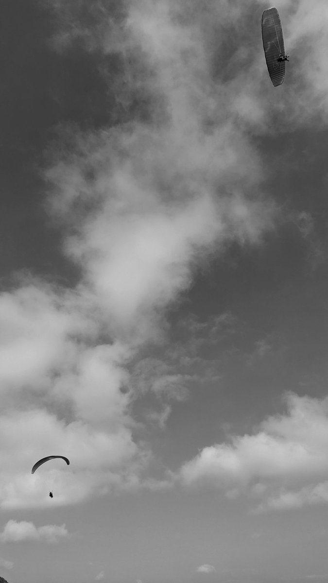 And I sometimes feel like crying
Not because I'm sad
That's too simple
But because time is passing
With each second a cloud
Lost
To the place beyond the sky.