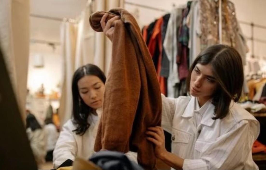 Sobat Global pernah nggak sih Anda beli sesuatu yang awalnya ragu, tapi ternyata malah jadi barang favorit yang kepakai terus? 

Ceritain dong ke Hesti, barang apa itu dan kenapa akhirnya jadi andalan?