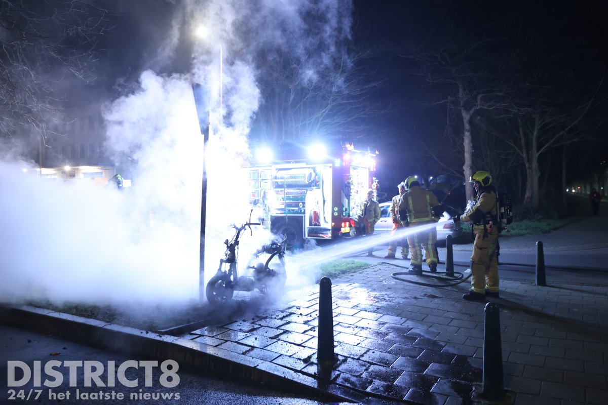 Scooterbrand op kruising Escamplaan en Platinaweg in Den Haag