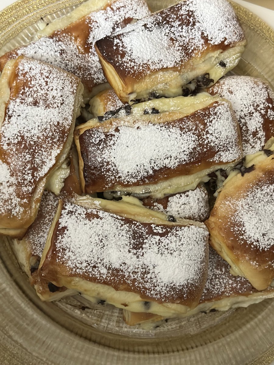 Mochiangeel1's tweet photo. Après mes fameux pains au chocolat, aujourd’hui j ai voulu essayer de faire des pains suisses pour le suhour 👩🏻‍🍳 https://t.co/JbmZKLursA