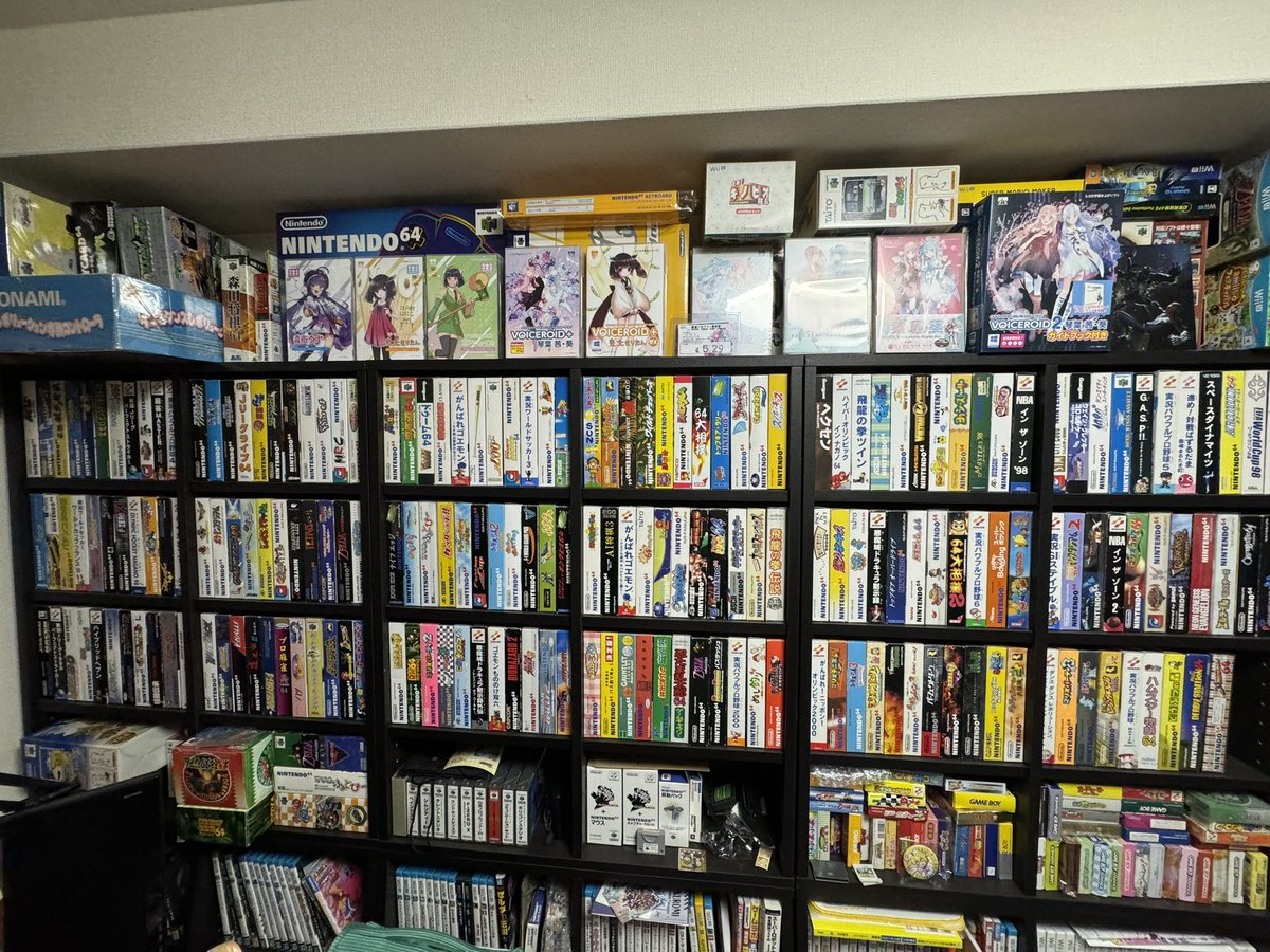 ShanicLegend's tweet photo. ニンテンドウ64のソフトをDD込みでコンプしてます
さらにゲームキューブのソフト（市販のみ）もコンプしてます
周辺機器とGBパック対応GBソフトもあるよ
すごいでしょ
GBAケーブル対応GBAソフトも集めたいね
ふぉとぴ～のメディアは知らん

#Nintendo64 #GameCube #任天堂 #レトロゲーム #N64 #NGC https://t.co/5D4Rzww1cg