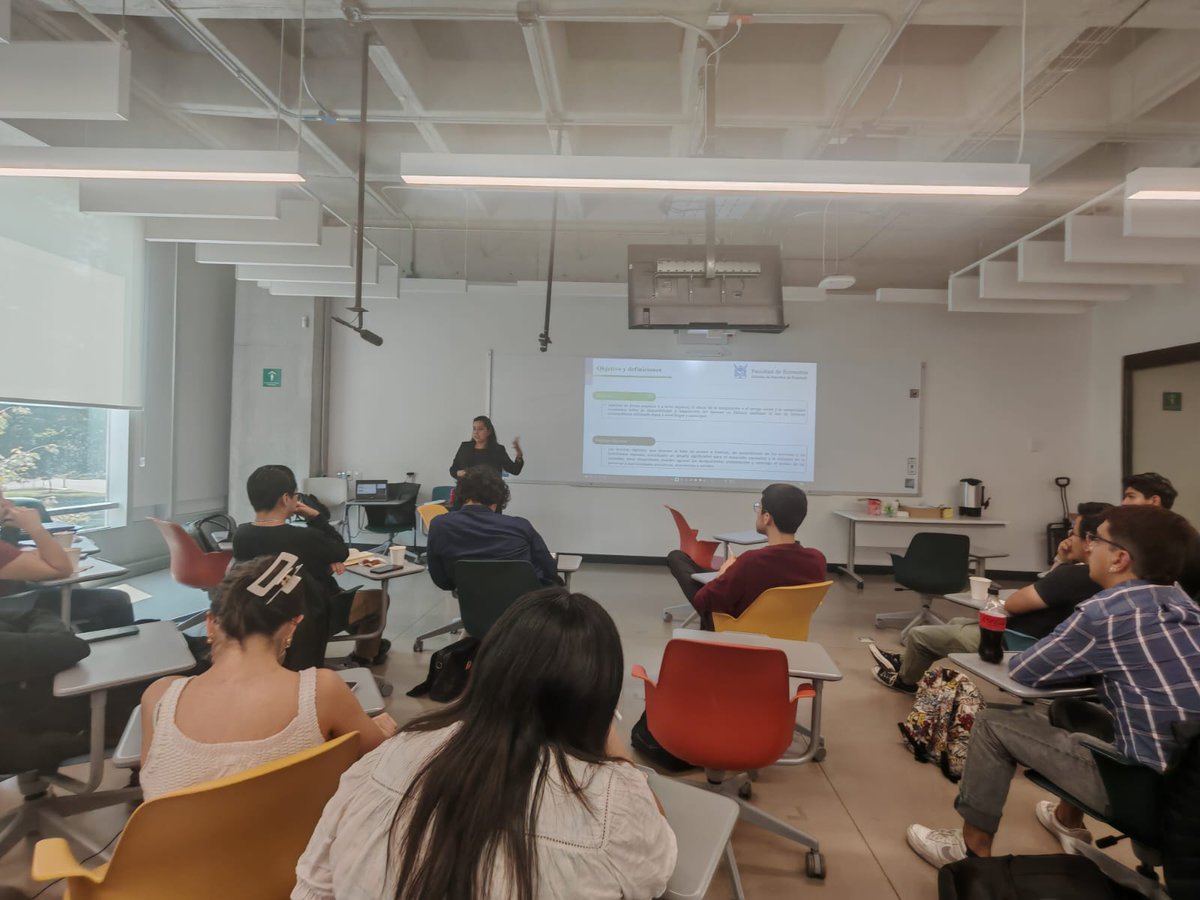 NayelinSalgado's tweet photo. Another week of interesting presentations #internet with @Isabel_OsorioC from @FEconomiaUNAM and #crime in Mexico City with our #LEC student #internetof #Research #LEC #TecdeMonterrey #Economics https://t.co/3uP7Hb4Cjv