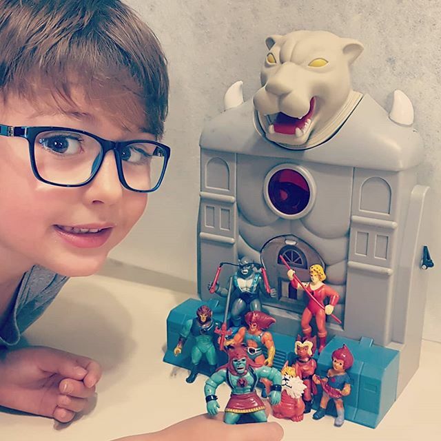 A los 9 años con la plata que recaudé repartiendo las estampitas de mi comunión me compré la Cheetara y el castillo de los Thundercats.
Eran espantosos, si! Pero también fueron lo más parecido a una Barbie y su casa que pude tener! Y fui bien feliz!!!